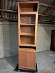Højt vitrineskab
 Kr. 1600,-