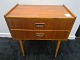 Entre kommode i teak 
Kr. 950,-