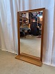 Spejl med 
hylde Kr. 750,-