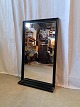 Spejl med 
hylde Kr. 750,-