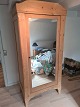 Klædeskab Kr. 2800,-